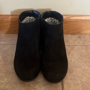 Girls size 1 cat and Jack. Great shape. Worn 2x. Black.